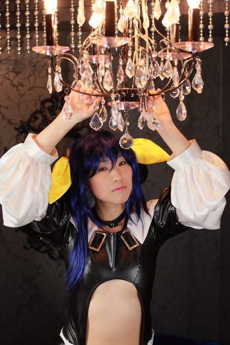 Asiatisk søde Mizuki Akira viser sine fantastiske bryster frem og poserer i strømpebukser