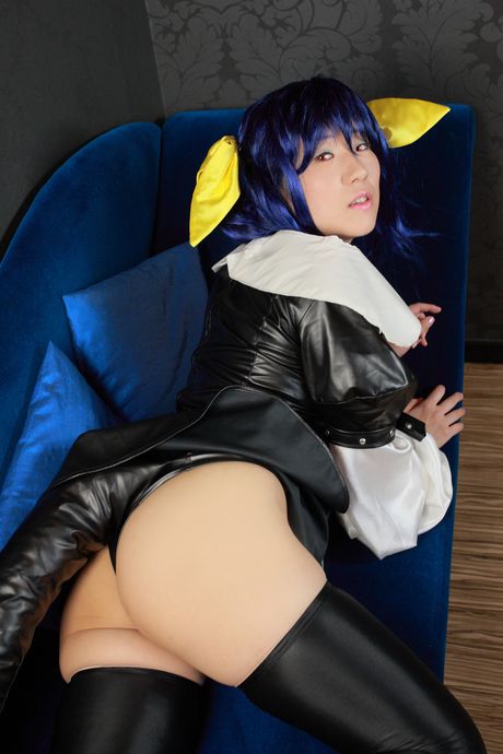 Asiatisk søde Mizuki Akira viser sine fantastiske bryster frem og poserer i strømpebukser