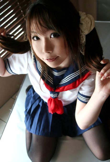 令人驚豔的日本女學生日暮凜脫光衣服，露出絲襪和陰戶