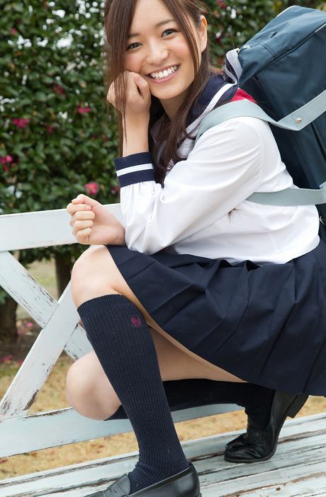 Perfekt japansk skønhed Mayumi Yamanaka viser sine flotte bryster og poserer i strømpebukser