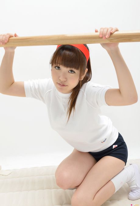 苗條的日本寶貝白石瑞穗 (Mizuho Shiraishi) 展示她平坦的乳房並穿著白色襪子擺姿勢