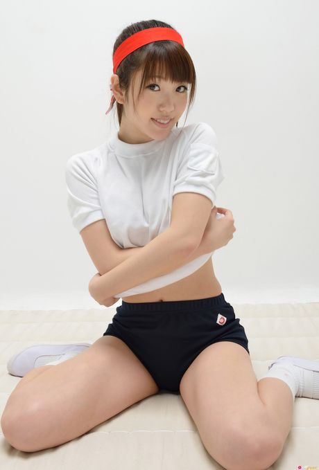 苗條的日本寶貝白石瑞穗 (Mizuho Shiraishi) 展示她平坦的乳房並穿著白色襪子擺姿勢