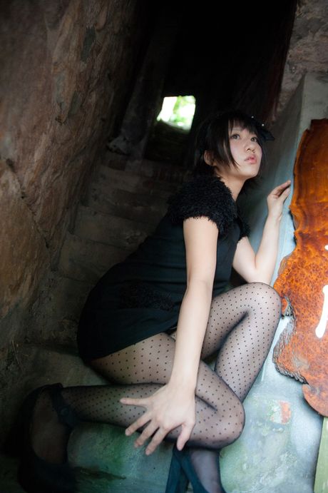 Hikaru Aizawa 是一位喜歡穿著性感衣服擺姿勢的日本辣妹