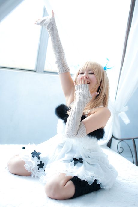 Hikaru Aizawa 是一位喜歡穿著性感衣服擺姿勢的日本辣妹