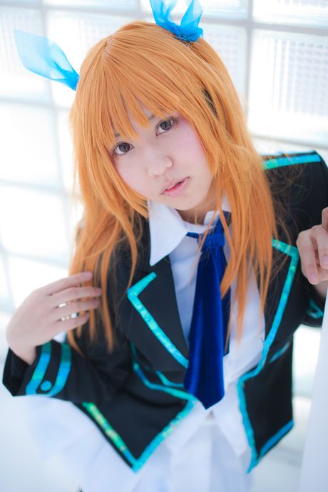 Hikaru Aizawa 是一位喜歡穿著性感衣服擺姿勢的日本辣妹