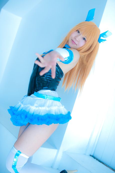 Hikaru Aizawa 是一位喜歡穿著性感衣服擺姿勢的日本辣妹