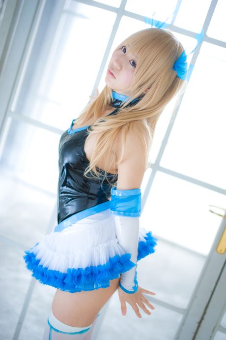 Hikaru Aizawa 是一位喜歡穿著性感衣服擺姿勢的日本辣妹