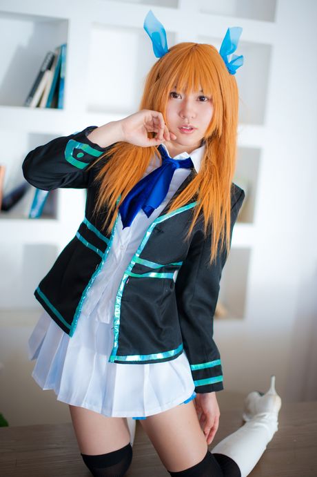 Hikaru Aizawa 是一位喜歡穿著性感衣服擺姿勢的日本辣妹