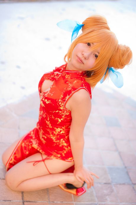 Hikaru Aizawa 是一位喜歡穿著性感衣服擺姿勢的日本辣妹