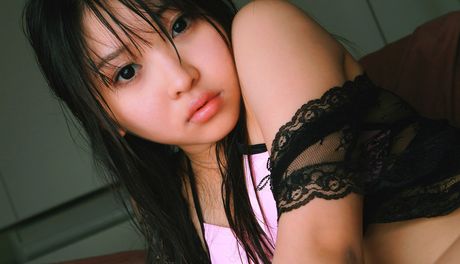 棕色眼睛的日本美女末永芳子在鏡頭前裸露性感臀部