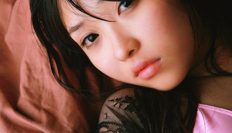 棕色眼睛的日本美女末永芳子在鏡頭前裸露性感臀部