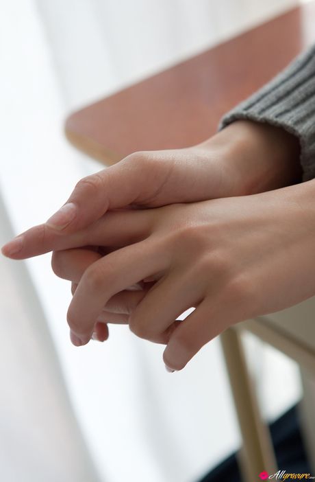 Skolepige Yuuri Shiina demonstrerer sine petite, små bryster og skaldede fisse