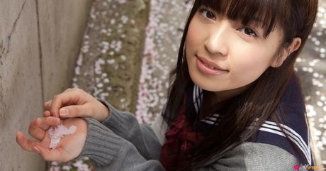 Skolepige Yuuri Shiina demonstrerer sine petite, små bryster og skaldede fisse