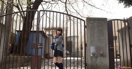 Skolepige Yuuri Shiina demonstrerer sine petite, små bryster og skaldede fisse