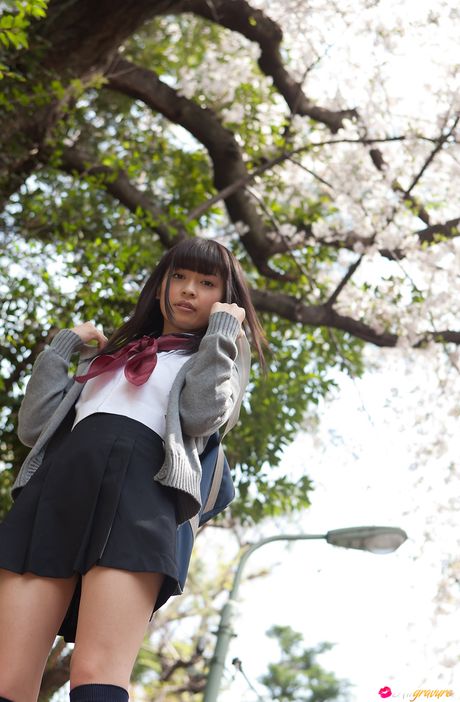 Skolepige Yuuri Shiina demonstrerer sine petite, små bryster og skaldede fisse