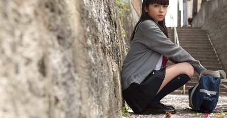 Skolepige Yuuri Shiina demonstrerer sine petite, små bryster og skaldede fisse