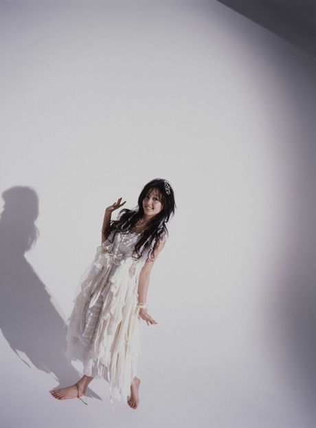 アジアの可愛い久住小春がセクシーな様子で椅子の上で裸になる