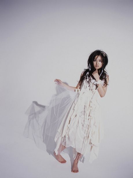 アジアの可愛い久住小春がセクシーな様子で椅子の上で裸になる