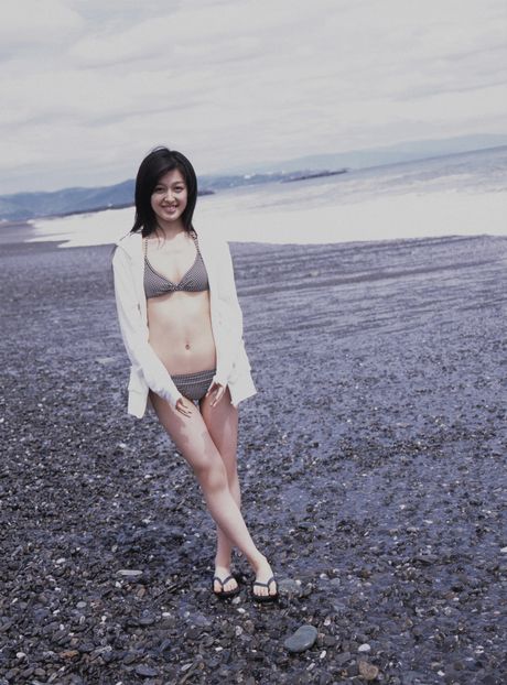 アジアの可愛い久住小春がセクシーな様子で椅子の上で裸になる