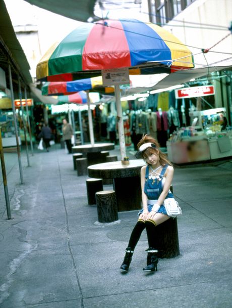 亞洲寶貝 Reina Tanaka 穿著校服，綁著馬尾做模特兒