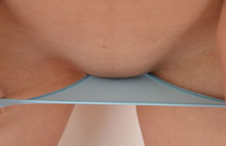 Asiatisk teenager Yua Koramochi tager sin bikini af og afslører sine store bryster