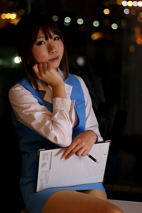 亞洲娃娃 Higurashi Rin 在獨奏中展示了她的光禿禿的陰部和小乳房