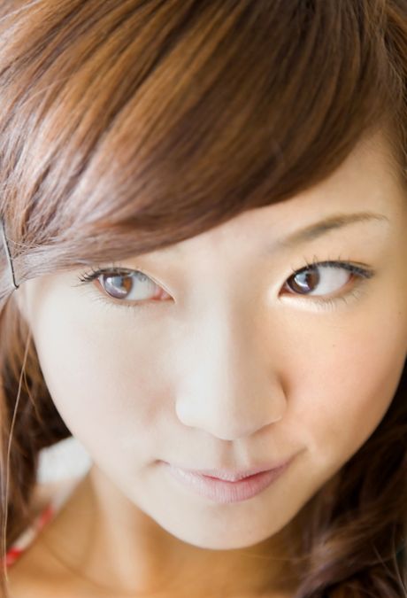 茶色の目と可愛い笑顔の彼女は、とても魅力的です