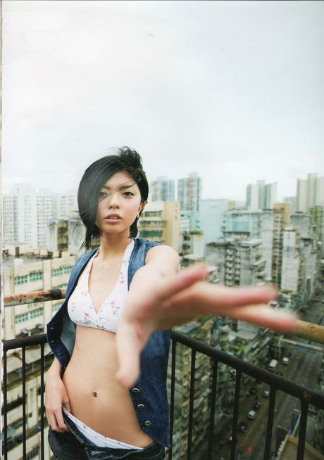 Den asiatiske model Mao Miyaji viser sine store juggerne frem og viser sin perfekte krop i en solo