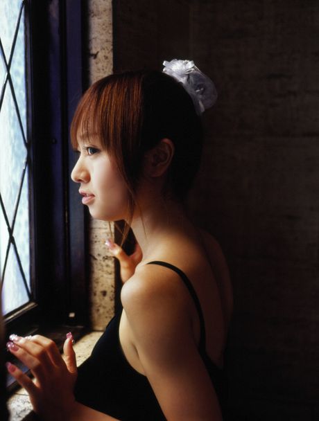 ビキニ姿の日本の美女、紺野あさ美がセクシーなボディを披露