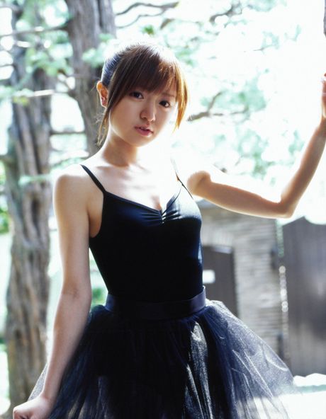 身穿比基尼的日本美女紺野麻美展現她的性感身材