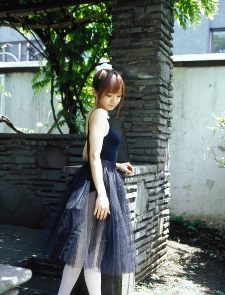 ビキニ姿の日本の美女、紺野あさ美がセクシーなボディを披露