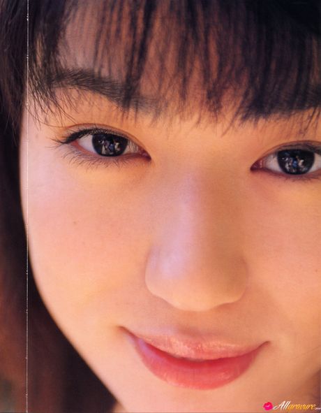 Asiatisk pige Nonami Takizawa afslører sine fantastiske bryster og sin trimmede fisse