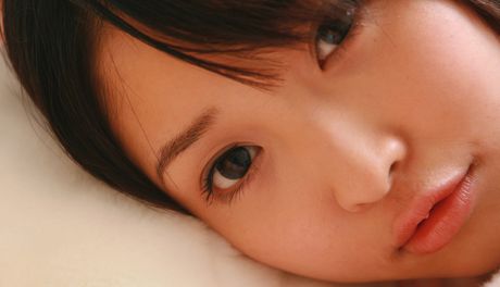 棕色眼睛的日本寶貝 Yoshiko Suenaga 穿著性感比基尼擺姿勢