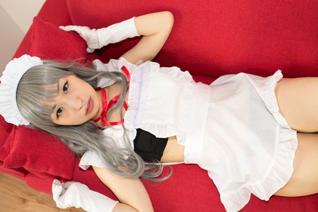 亞洲女僕 Nakano Hikari 展示她的大屁股並獨自擺姿勢