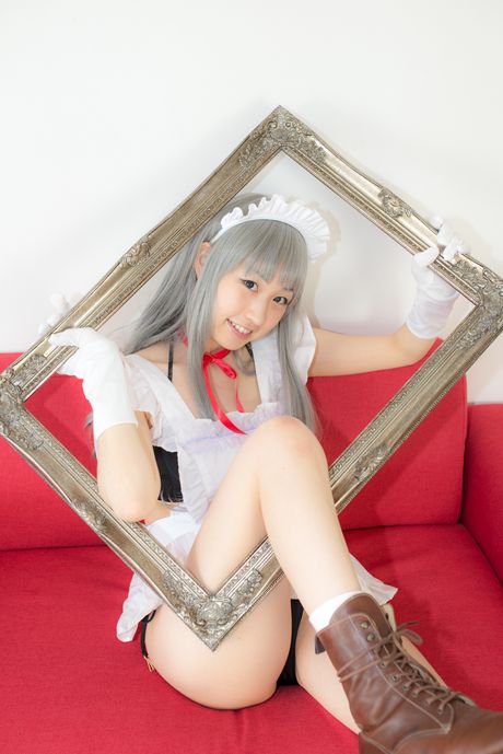 亞洲女僕 Nakano Hikari 展示她的大屁股並獨自擺姿勢