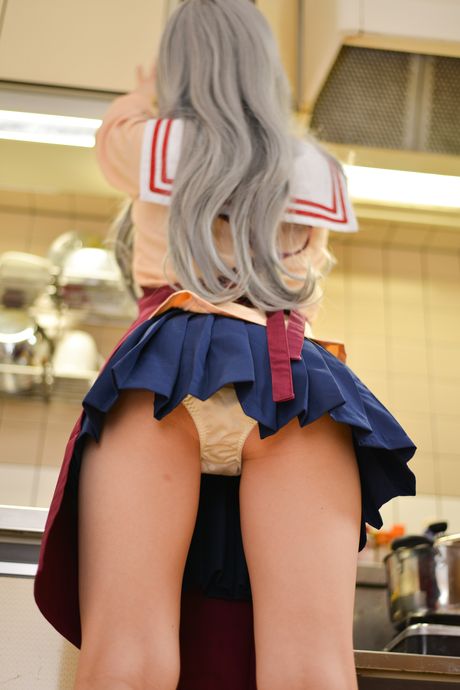 亞洲美女 Nakano Hikari 赤身裸體，穿著及膝襪自慰