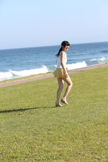 アジアの美女、鈴木愛理が岩場の毛布の上で裸になる