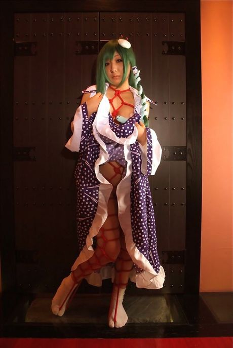 Asian girl Misaki Hanamura works free of rope restraints to pose nude