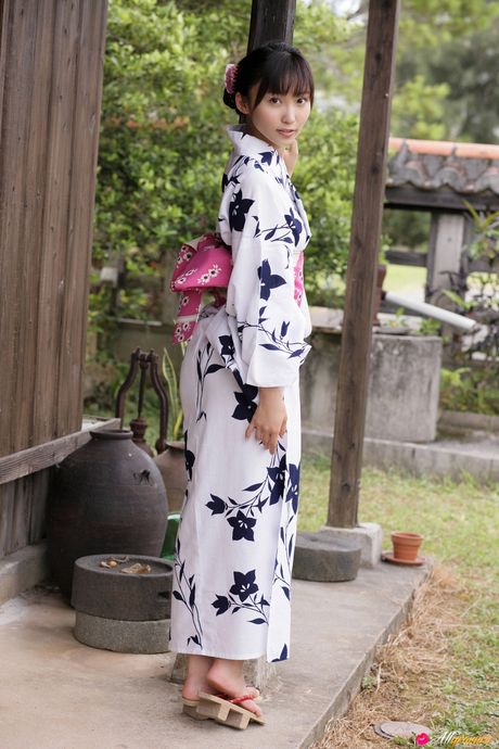 亞洲美女 Risa Yoshiki 展示她令人驚嘆的乳房並獨自擺姿勢