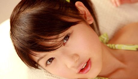 天使のような日本の美女、木嶋のりこが小ぶりなおっぱいを披露し、ソロでポーズをとる