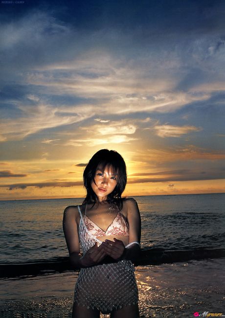 亞洲小胸美女 Mihiro 在火熱的獨奏中展示她的陰部