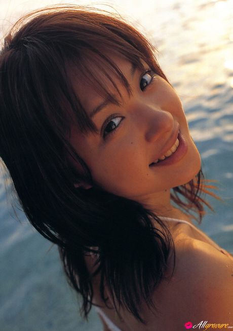 亞洲小胸美女 Mihiro 在火熱的獨奏中展示她的陰部