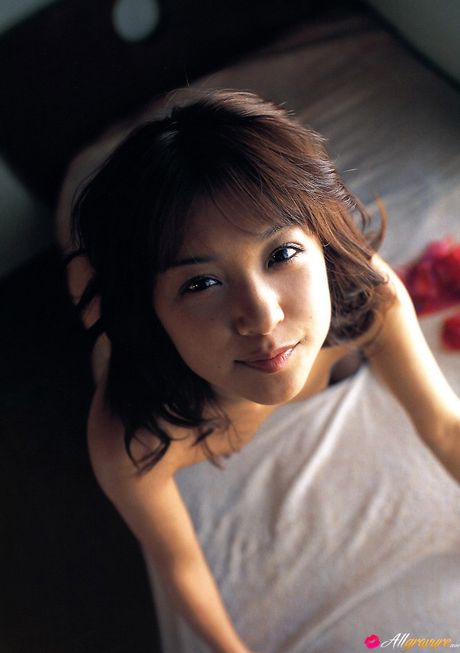 亞洲小胸美女 Mihiro 在火熱的獨奏中展示她的陰部