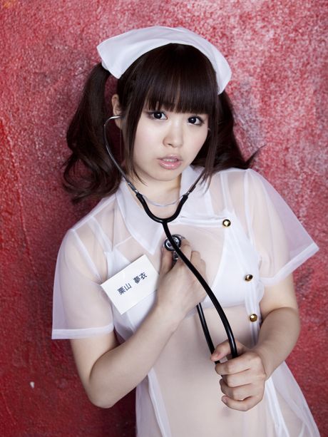 亞洲女孩栗山美脫下泳衣，穿著白色絲襪擺姿勢