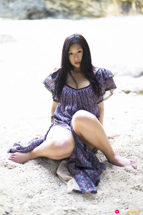 身材苗條的日本黑髮美女獨自擺姿勢炫耀她的乳房