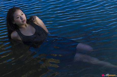 身材苗條的日本黑髮美女獨自擺姿勢炫耀她的乳房