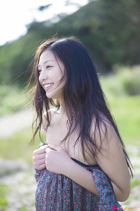 身材苗條的日本黑髮美女獨自擺姿勢炫耀她的乳房