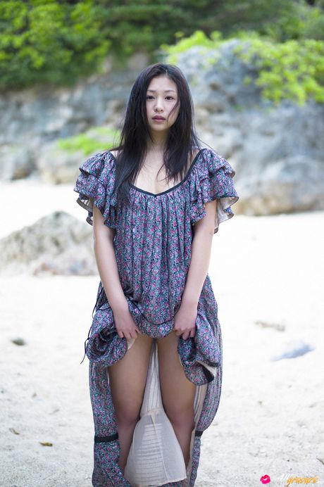 身材苗條的日本黑髮美女獨自擺姿勢炫耀她的乳房