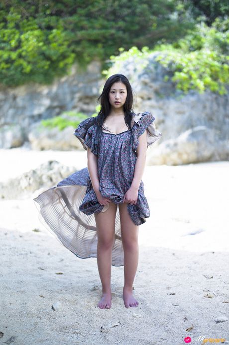 スリムな体を持つ黒髪の可愛い日本人女性がソロでポーズをとり、おっぱいを誇示する