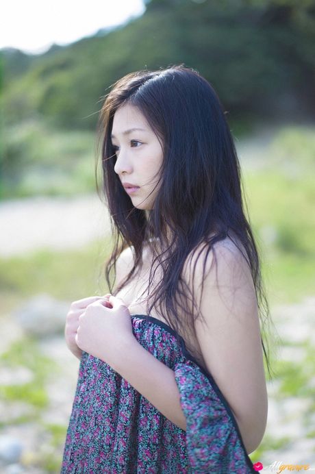 身材苗條的日本黑髮美女獨自擺姿勢炫耀她的乳房